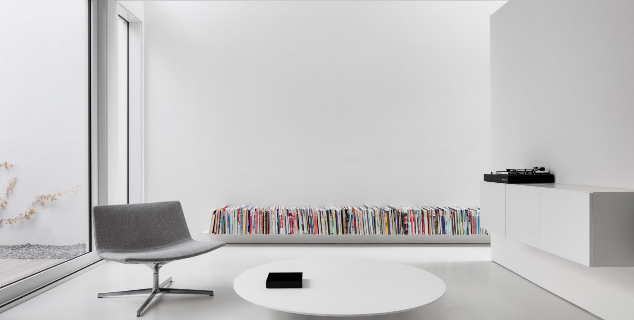 Οι πιο έξυπνοι τρόποι να «εκμεταλλευτούμε» έναν κενό λευκό τοίχο στο σπίτι 