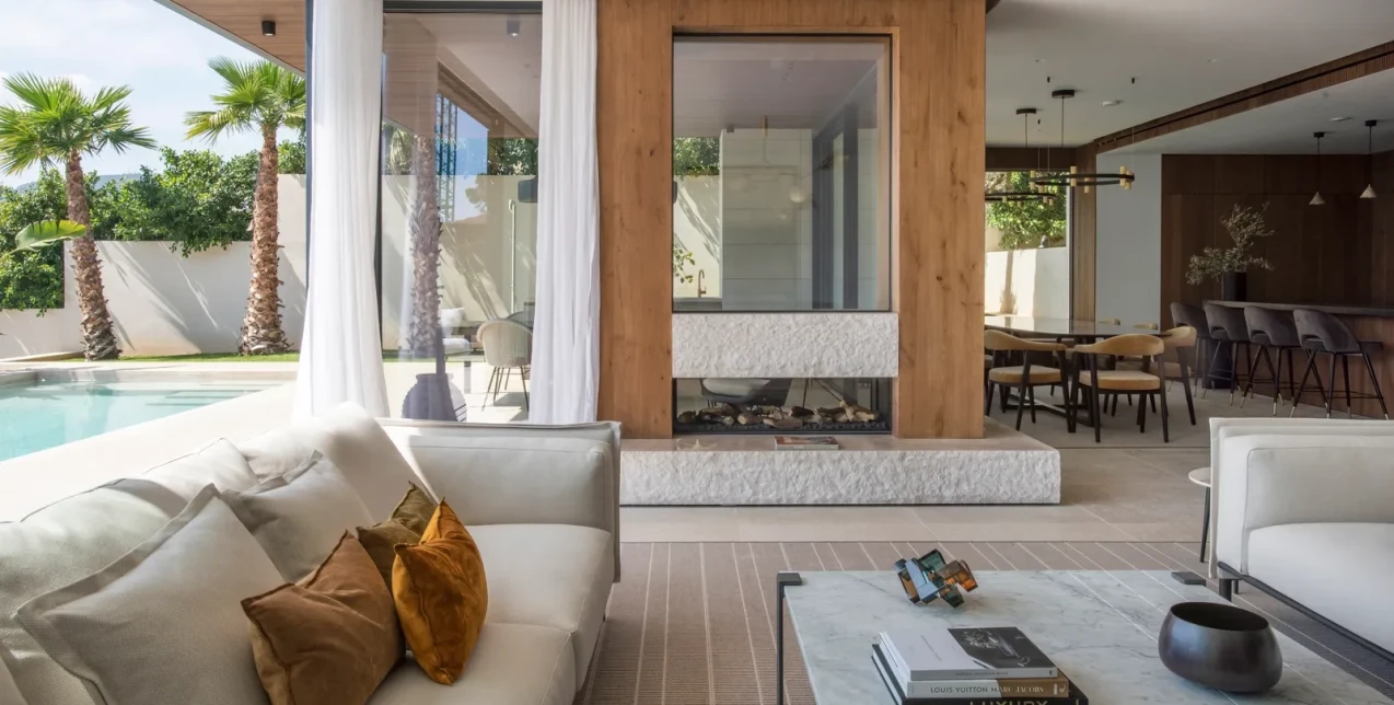 Μια κατοικία στη Μαγιόρκα χαρακτηρίζεται από τέλεια συμμετρία, φυσικά χρώματα και μεσογειακό αέρα 