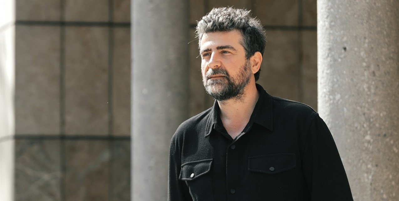 SKG Stories: O καλλιτεχνικός διευθυντής του ΚΘΒΕ, Αστέριος Πελτέκης, μοιράζεται τα πολιτιστικά highlights της Θεσσαλονίκης γι' αυτό το καλοκαίρι