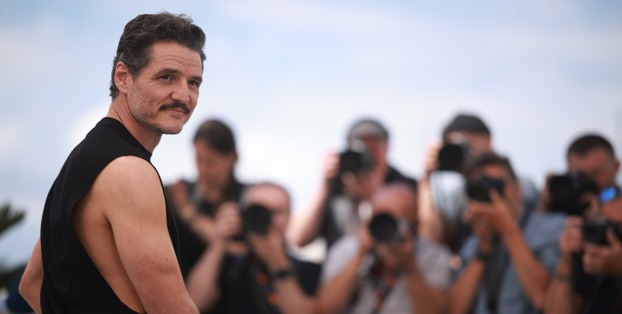 Από τη Χιλή στο Hollywood: Πώς ο Pedro Pascal εξελίχθηκε στον πιο stylish αντιήρωα που γυναίκες και άντρες θαυμάζουν