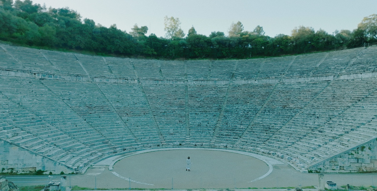Εβδομήντα χρόνια τώρα, το Φεστιβάλ Αθηνών Επιδαύρου μάς θυμίζει πώς ο πολιτισμός φωτίζει το σκοτάδι