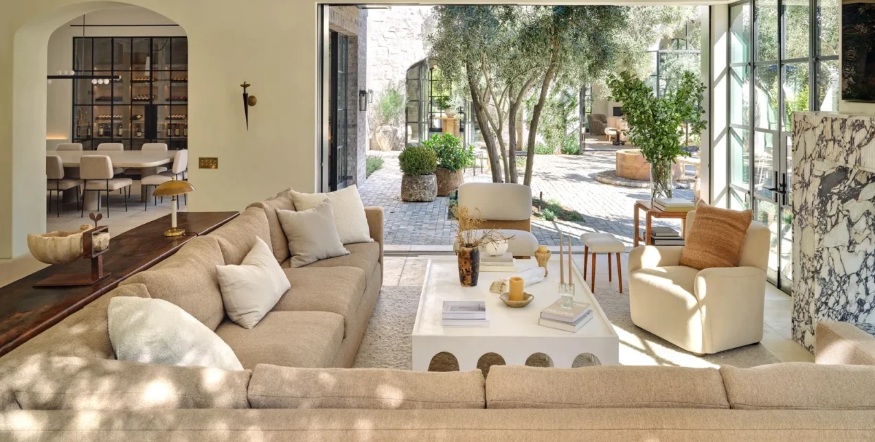 Ένα full in white σπίτι στο Λος Άντζελες με αισθητική που μαγνητίζει 