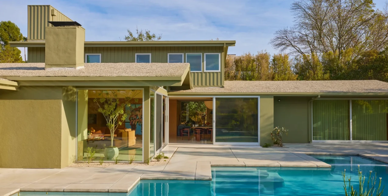  Μία ανανεωμένη κατοικία της δεκαετίας του ’60 που παντρεύει τον μοντερνισμό με την άνεση και το χρώμα