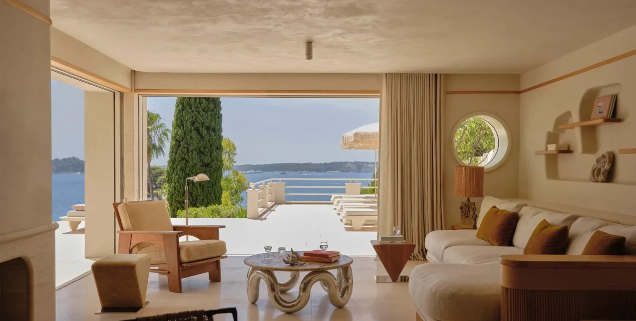 Μια σύγχρονη μεσογειακή κατοικία με γαλλική ψυχή  στις πλαγιές των Καννών 