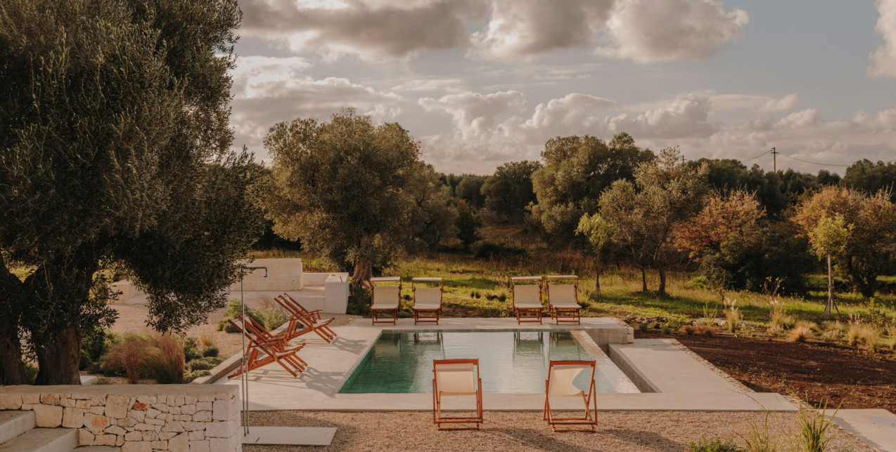 Η πέτρα, η φύση και οι γήινοι τόνοι συνθέτουν αυτή τη κατοικία στη Puglia