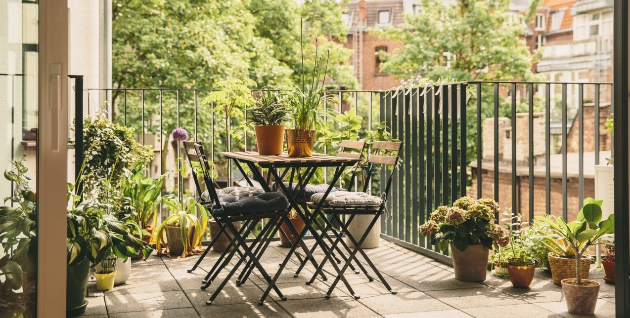 Έχετε μικρό μπαλκόνι; Τα smart tips που θα το κάνουν οπτικά πιο ευρύχωρο 