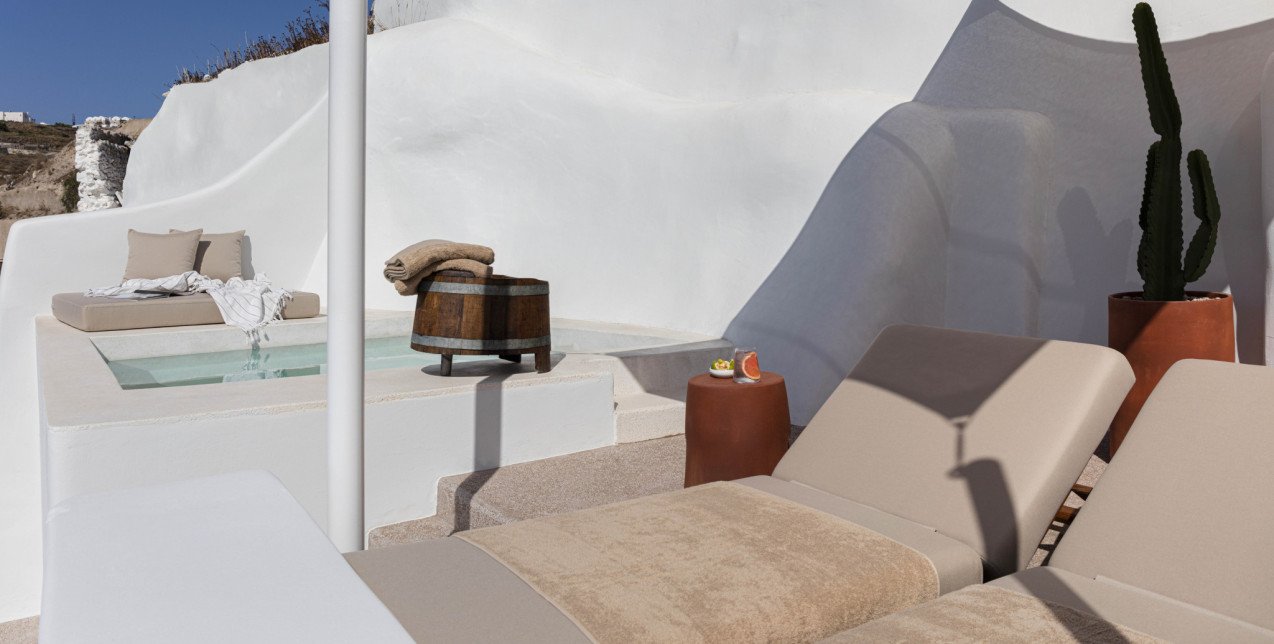 Μία εξοχική κατοικία στη Σαντορίνη απέκτησε νέα ζωή και ταυτότητα 