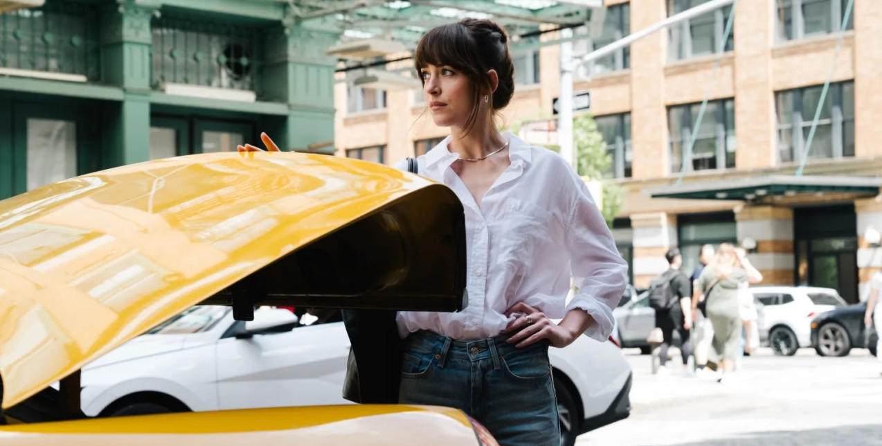 Τα outfits της Dakota Johnson στο Materialists μετατρέπονται στην απόλυτη έμπνευση για κάθε fashion lover 