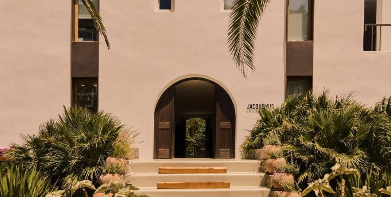 O Jacquemus «αποβιβάζεται» στη Μύκονο όπου και ανοίγει τις πόρτες της boutique του