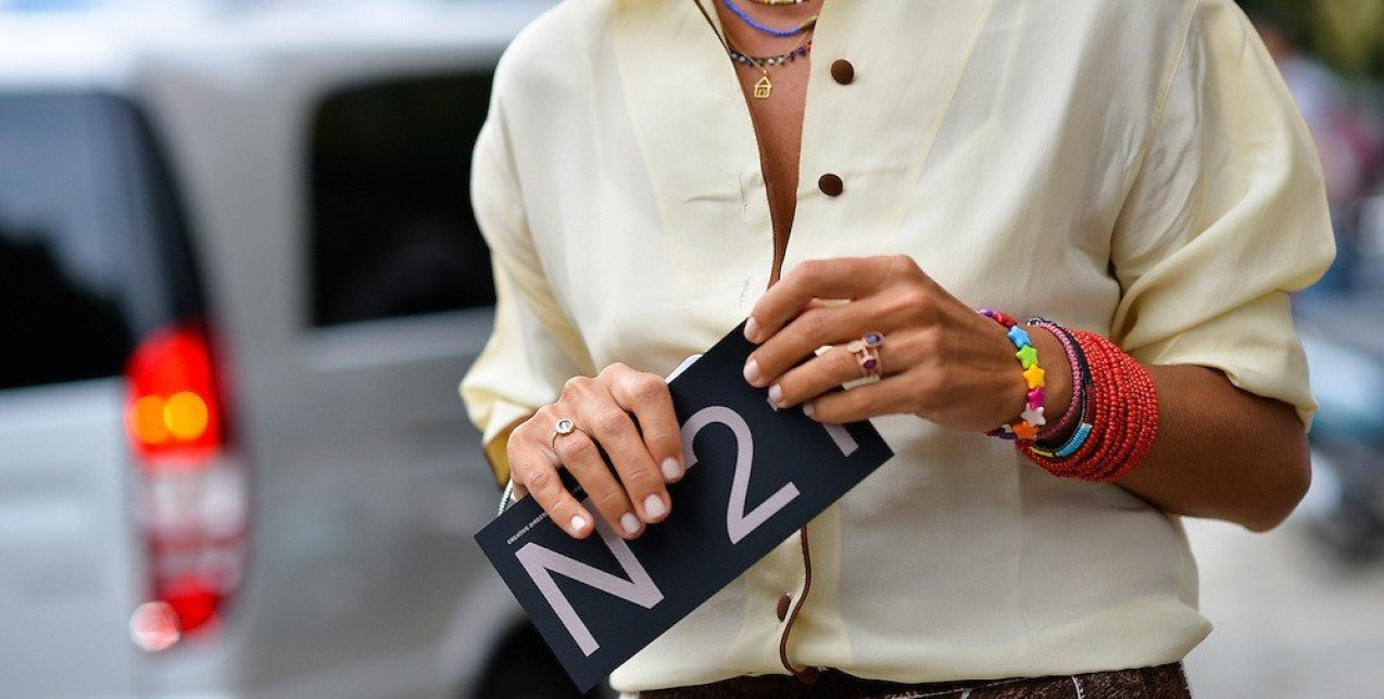 Τα κοσμήματα του καλοκαιριού έχουν χρώμα και ξεχωριστές πέτρες