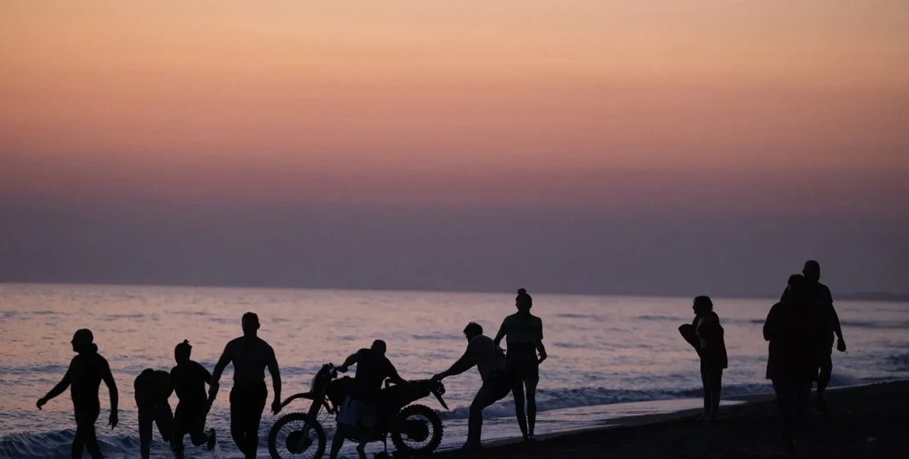 Παρακολουθήσαμε την ταινία «Οι Άγριες Μέρες μας» και αφεθήκαμε σε ένα σύμπαν πλημμυρισμένο από έντονα συναισθήματα και δυνατές εικόνες