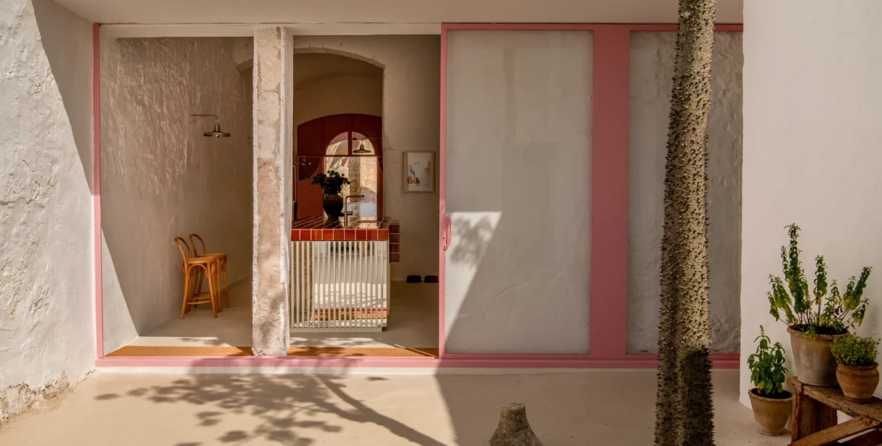 Ένα παλιό σπίτι στην Ιταλία μεταμορφώθηκε σε μία ροζ όαση με το φως να το κατακλύζει 