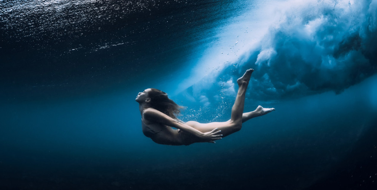 Water workout: Οι ασκήσεις στη θάλασσα που θα αναδείξουν τη σιλουέτα σας