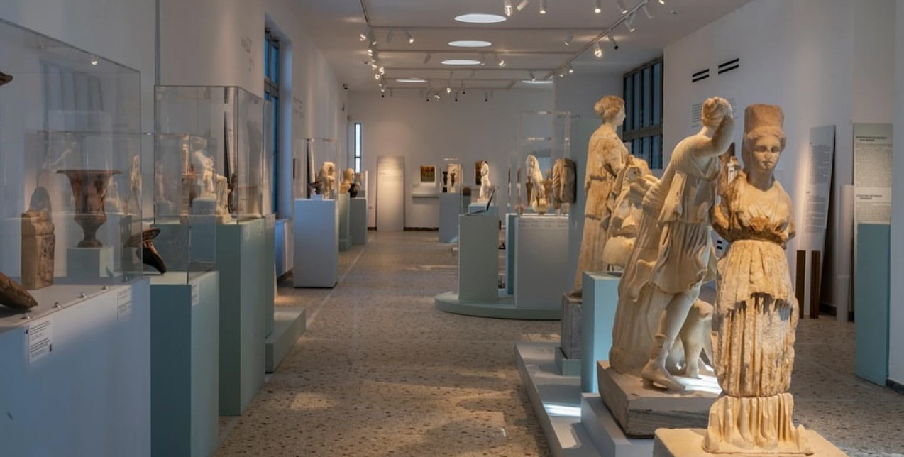 Σαντορίνη: Εγκαινιάστηκε το πλήρως ανακαινισμένο Αρχαιολογικό Μουσείο Θήρας με την εμβληματική έκθεση «Κυκλαδίτισσες: Άγνωστες ιστορίες γυναικών των Κυκλάδων»