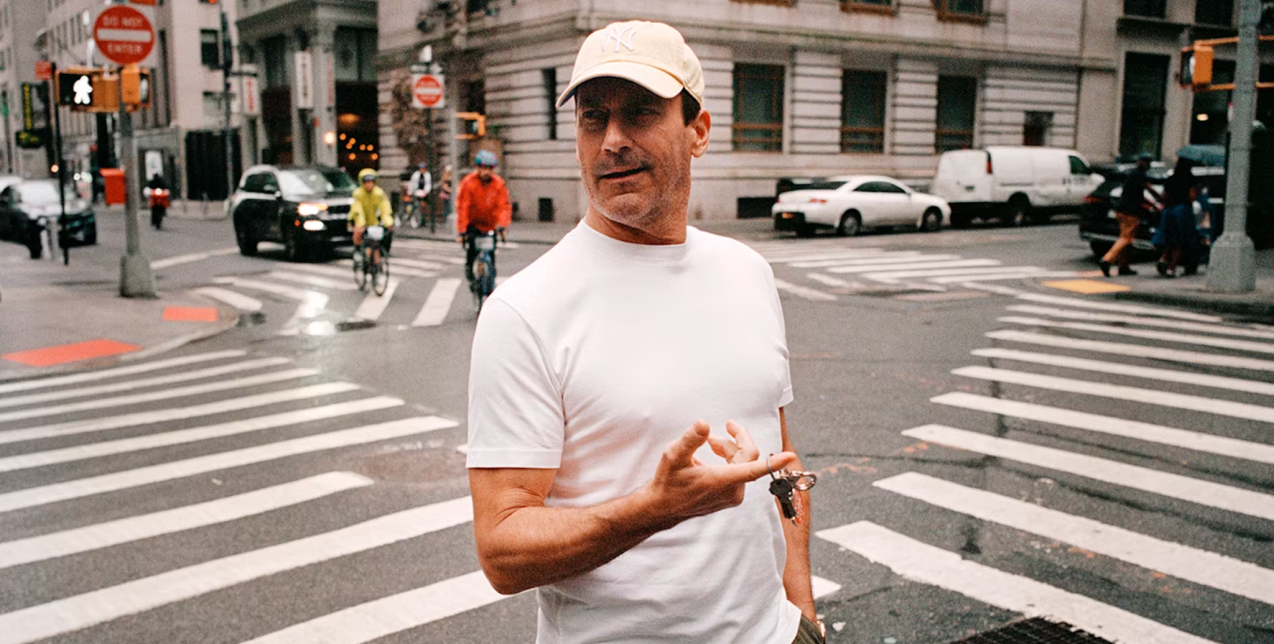 Jon Hamm στο W Magazine: «Η μητέρα μου έφυγε νωρίς από τη ζωή, αλλά μου έμαθε να δοκιμάζω τα πάντα»