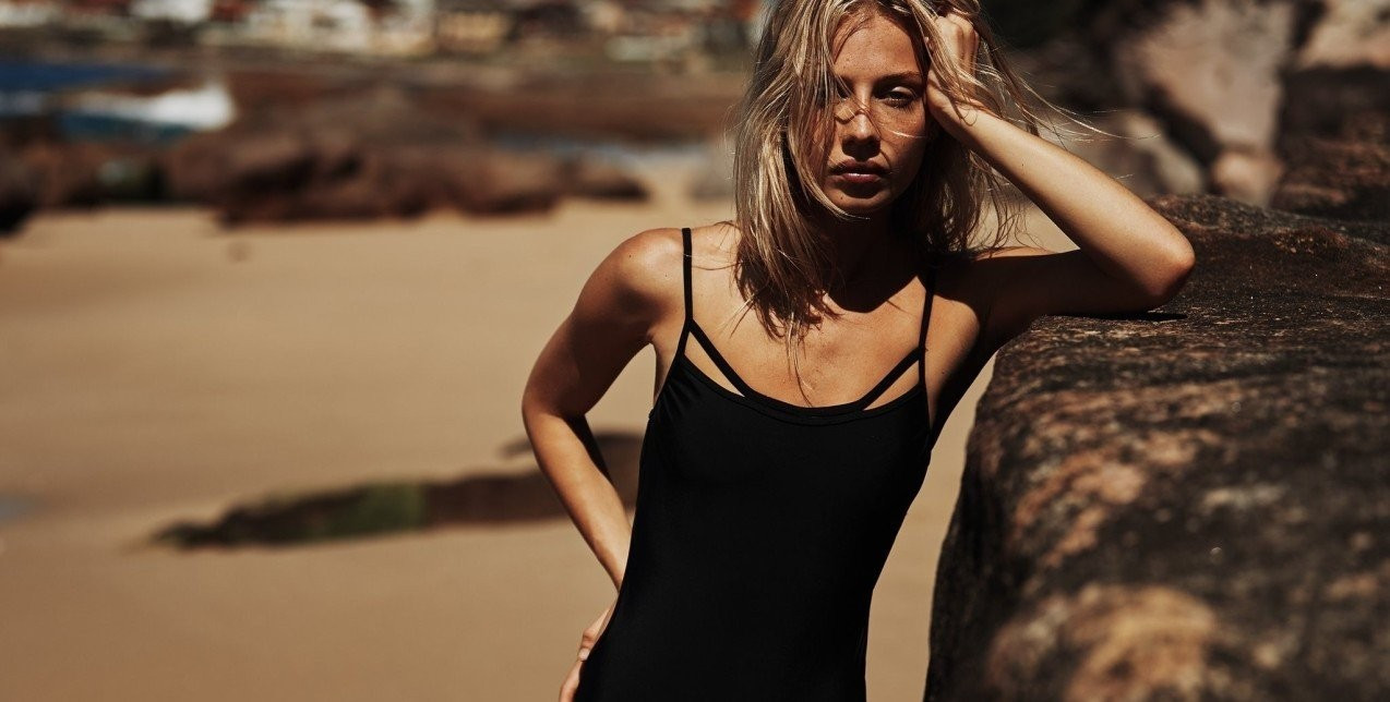 Πώς να στεγνώσετε τα μαλλιά σας με φυσικό τρόπο, αποφεύγοντας το φριζάρισμα 