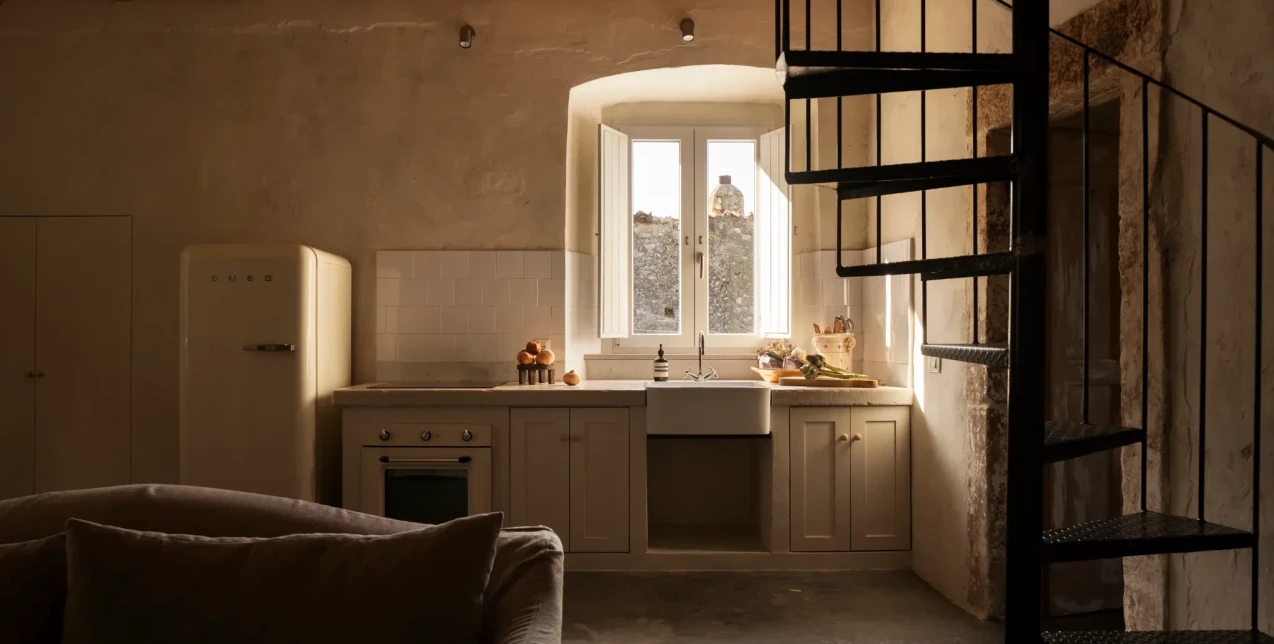 Μία κατοικία στη καρδία ενός μεσαιωνικού ιταλικού χωριού υμνεί τη πέτρα και το φως 