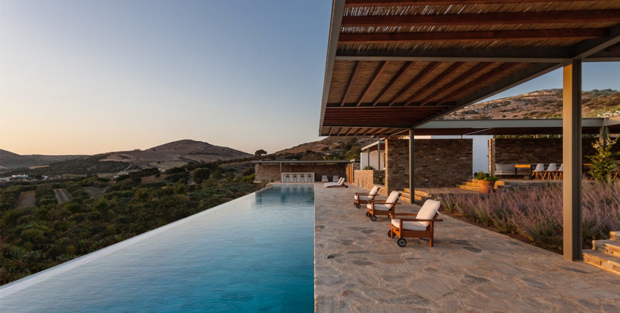 Μια κατοικία στην Αντίπαρο συνθέτει το ιδανικό καλοκαιρινό σκηνικό, αφομοιωμένο στη φυσιογνωμία του κυκλαδίτικου τοπίου