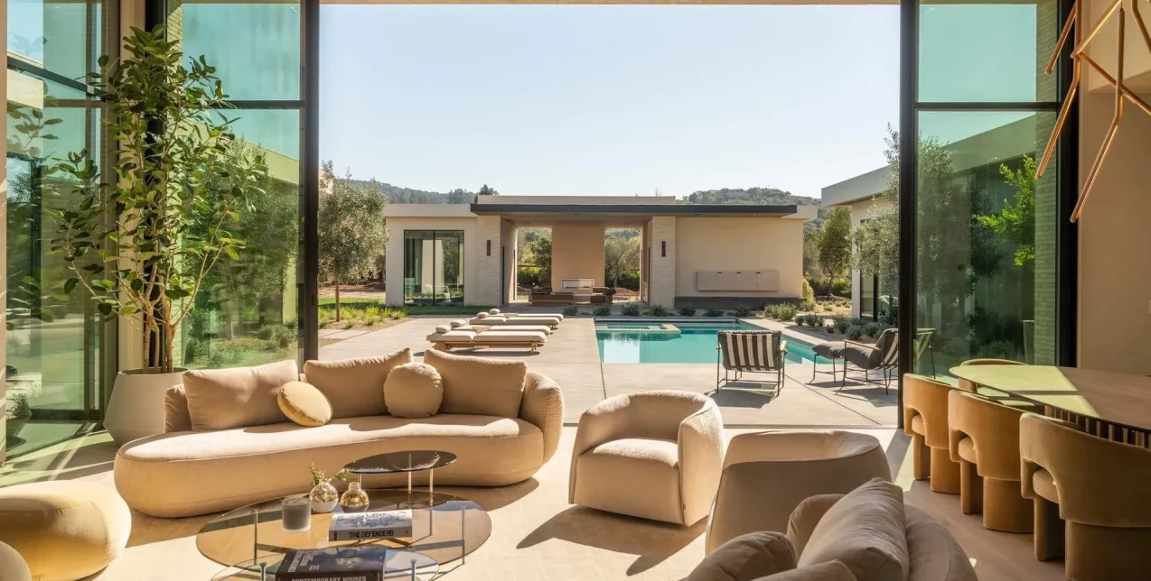 Μια κατοικία ανάμεσα στoυς αμπελώνες της Καλιφόρνιας αποκαλύπτει την κομψότητα του ιταλικού design