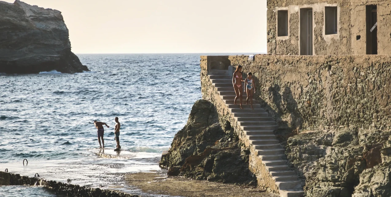 Μία ονειρική κατοικία στη Φολέγανδρο που δημιουργεί μαγικές στιγμές δίπλα στη θάλασσα 