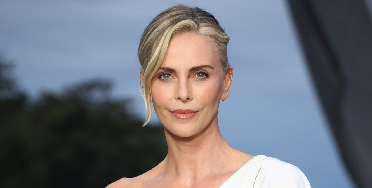 «Προτιμώ να είμαι μόνη, παρά να μένω σε κάτι που δεν είναι υγιές» - Η ﻿Charlize Theron στην πιο αποκαλυπτική συνέντευξη της ζωής της