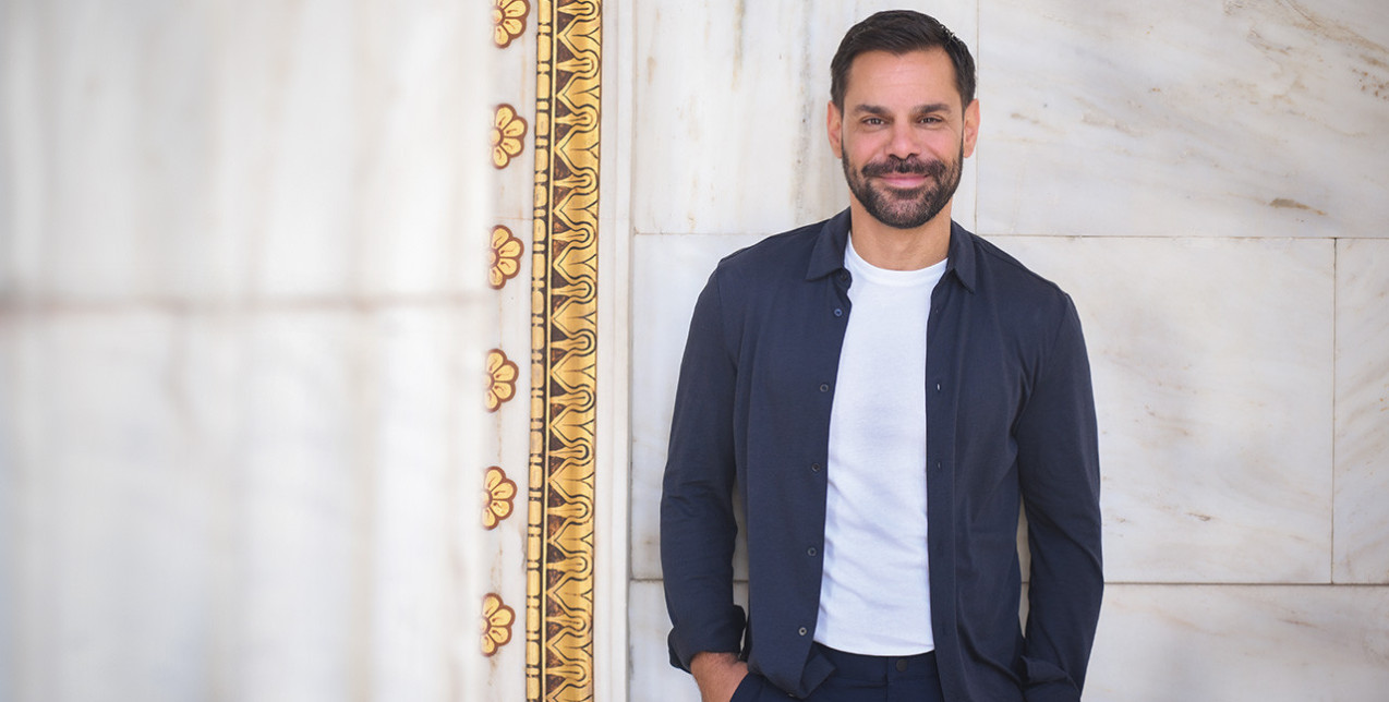 O πολυδιάστατος Αλέξανδρος Κασσανδρινός συζητά μαζί μας για το πώς η Τέχνη μπορεί να λειτουργήσει ως πράξη κοινωνικής ευθύνη﻿ς