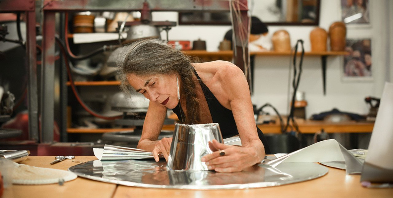 Η Κατερίνα Καρούσσου, μία από τις τελευταίες πιλοποιούς στην Ελλάδα, μας παρουσιάζει τα ξεχωριστά χειροποίητα καπέλα της