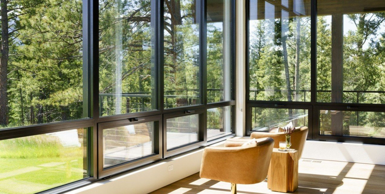 Μια μοντέρνα κατοικία στην καταπράσινη αγγλική εξοχή μετατρέπεται στο απόλυτο ησυχαστήριο