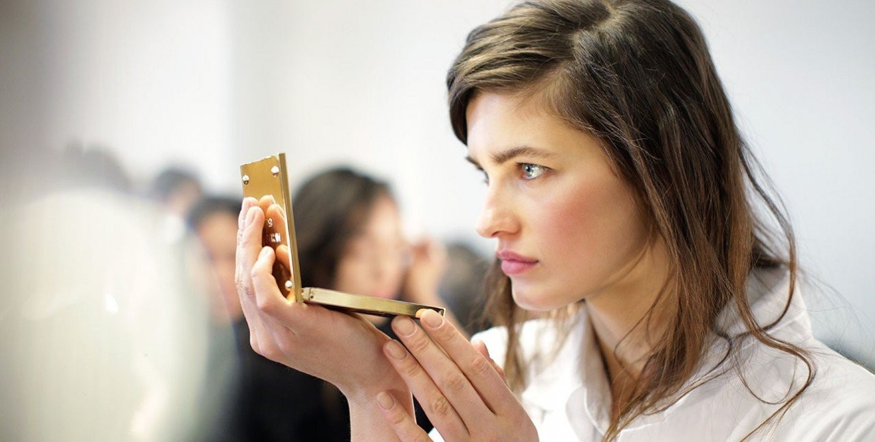 Λεπτά χείλη: Τα expert tips που θα τα κάνουν να φαίνονται πιο juicy