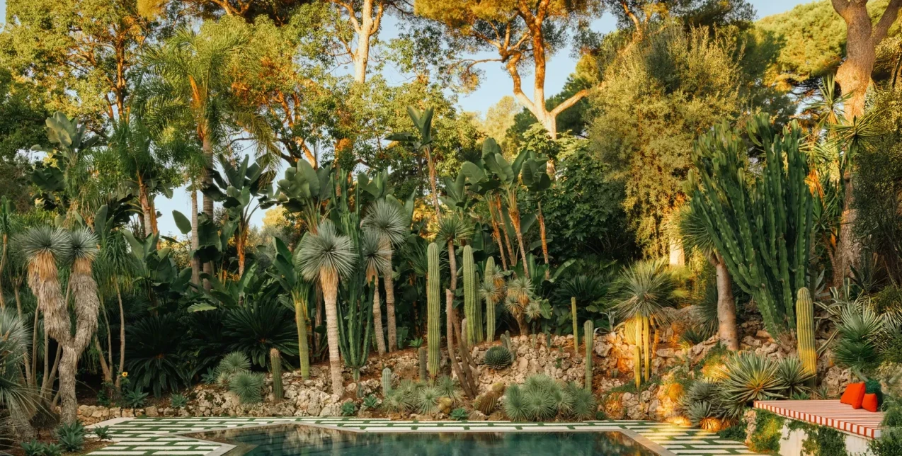 ﻿Μια αριστοκρατική καλοκαιρινή κατοικία στην Κυανή Ακτή, σχεδιασμένη με σύγχρονη κομψότητα