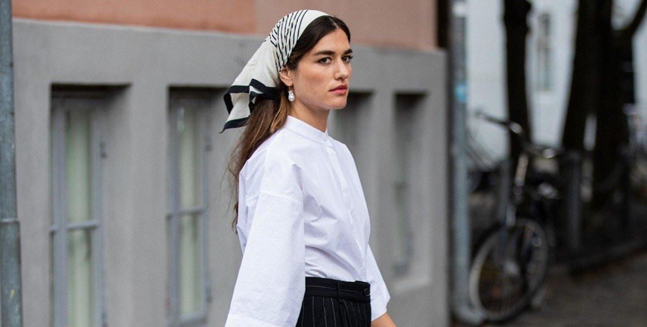 Η μπαντάνα είναι το απόλυτο καλοκαιρινό αξεσουάρ και έχει επιστρέψει δυναμικά