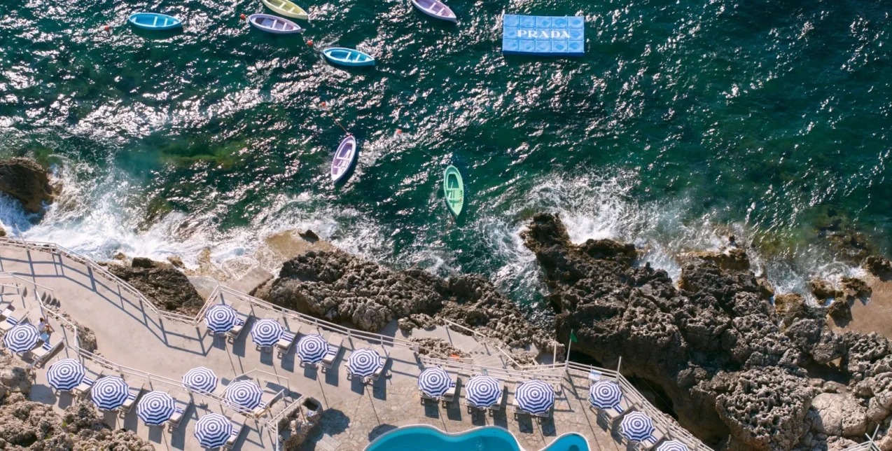 Ένα ονειρικό καλοκαιρινό pop-up με την υπογραφή του οίκου Prada στο Capri 