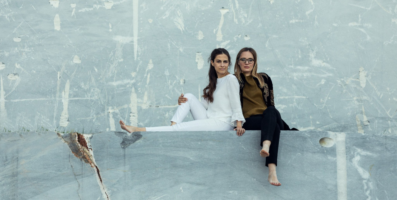 Το μάρμαρο μεταμορφώνεται στα χέρια της Ζωής και της Νίκης Μοσκόφογλου, υπηρετώντας μοναδικές αρχιτεκτονικές συνθέσεις