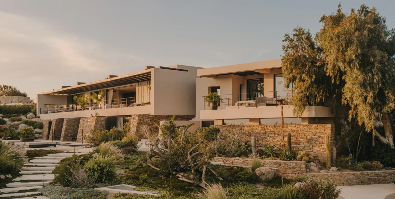 Ένα εξοχικό σπίτι στη Μύκονο προσφέρει μια πιο ατμοσφαιρική προσέγγιση στο παραδοσιακό ελληνικό στιλ