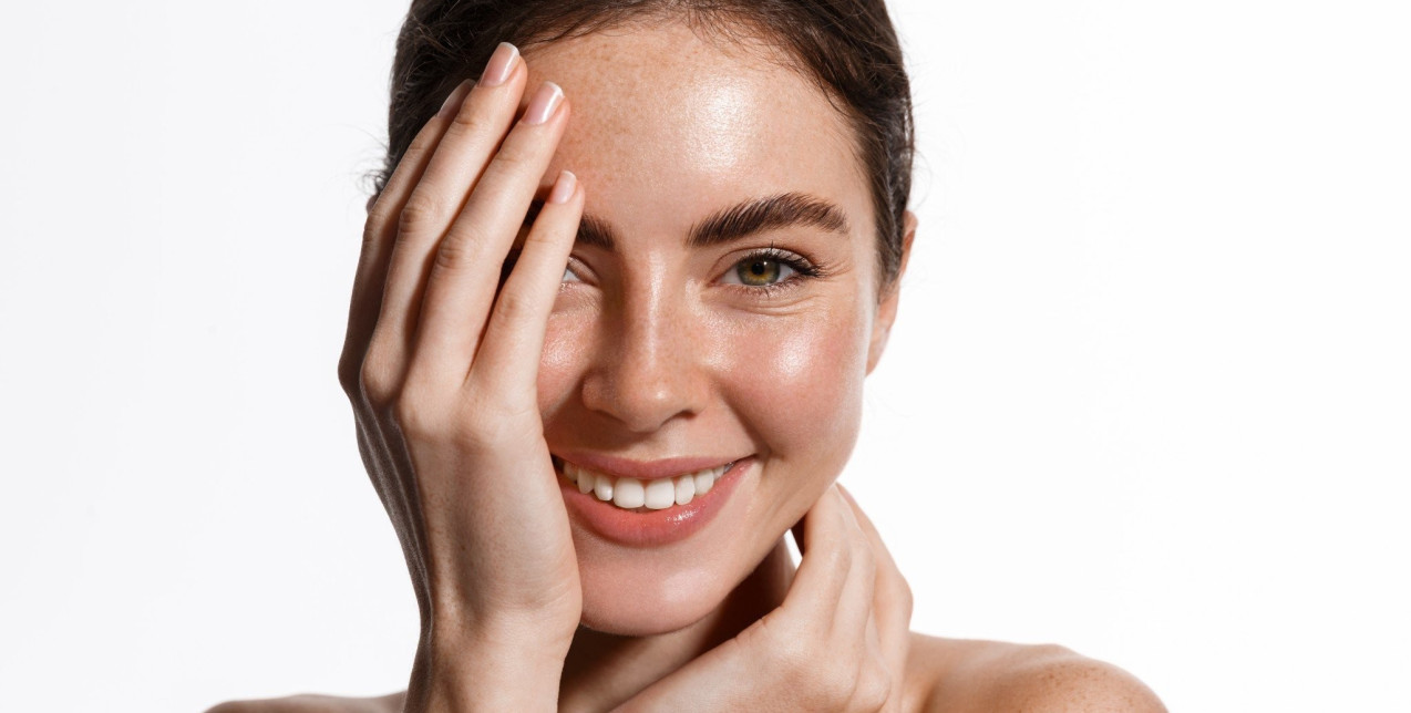 Τι είναι το oil pulling που υπόσχεται λευκά δόντια και έχει γίνει viral στο TikTok;