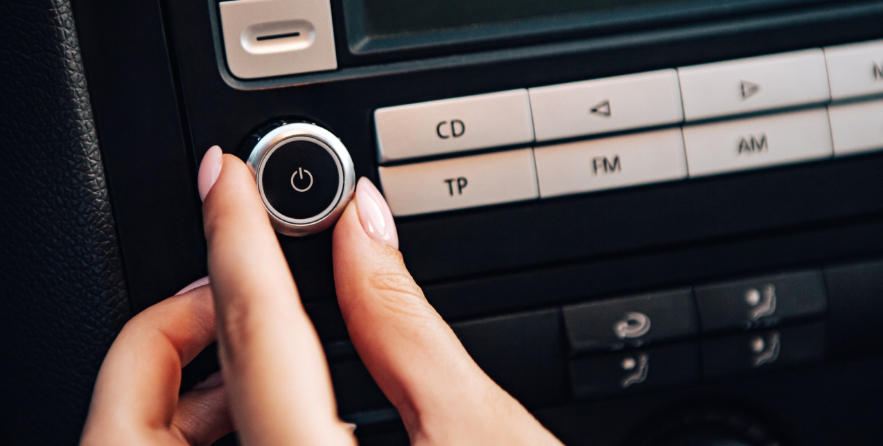 Τα καλύτερα podcast που μας κρατούν συντροφιά στις ατέλειωτες ώρες της κίνησης με το αυτοκίνητο