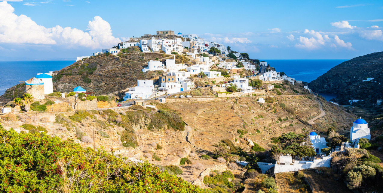 Το ﻿﻿Bring Your Chair - Cozy Festival επιστρέφει τον Αύγουστο στη Σίφνο, τιμώντας δύο σπουδαίους σκηνοθέτες