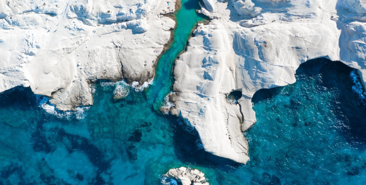 Οι παραμυθένιες παραλίες της Ελλάδας με τα πιο κρυστάλλινα γαλαζοπράσινα νερά