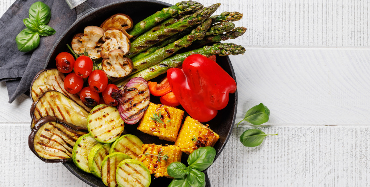 Πεντανόστιμες συνταγές που απογειώνουν τα λαχανικά της εποχής και φέρνουν άρωμα καλοκαιριού στο τραπέζι