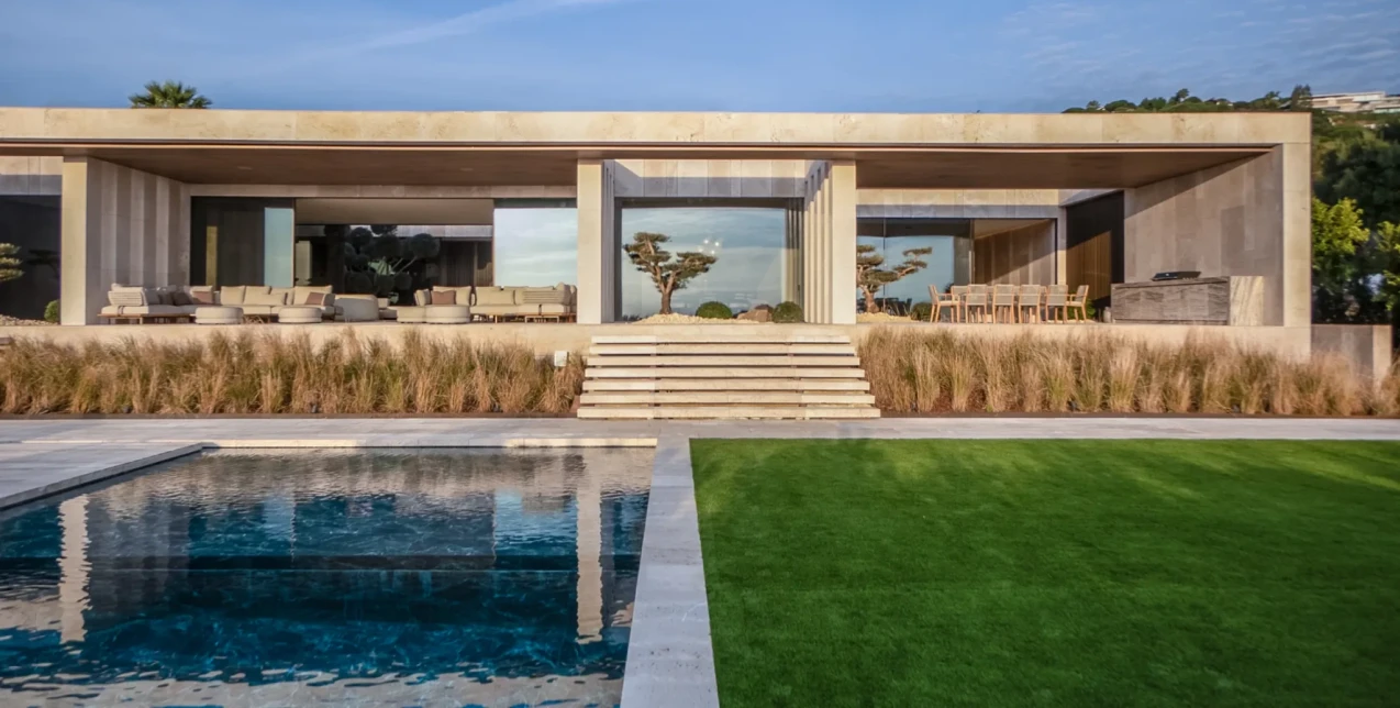 Μία κατοικία με εκλεπτυσμένη κομψότητα που ατενίζει τη Μεσόγειο 