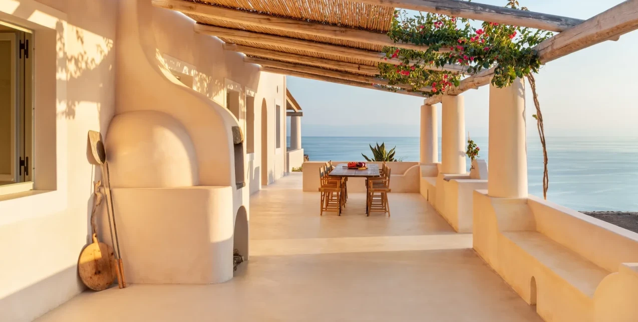 Ένα νησιώτικο καταφύγιο που τιμά την τοπική αρχιτεκτονική, αγκαλιάζοντας τον ήλιο και τη θαλάσσια αύρα