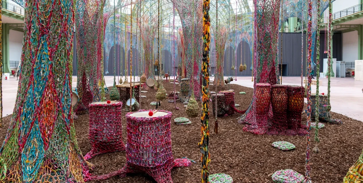 Ένα πολύχρωμο ταξίδι στο Grand Palais μέσα από τη μαγευτική εγκατάσταση του Ernesto Neto