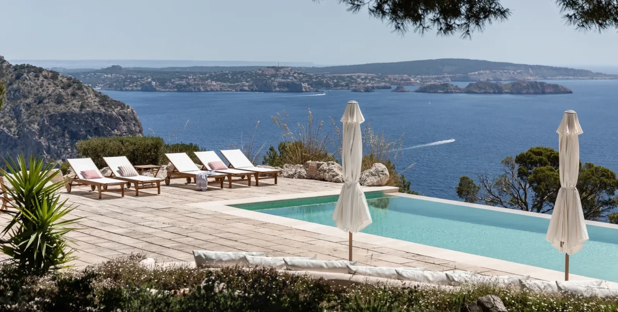 Μία γαλήνια κατοικία ανάμεσα στον ουρανό και τη θάλασσα της Μαγιόρκα 