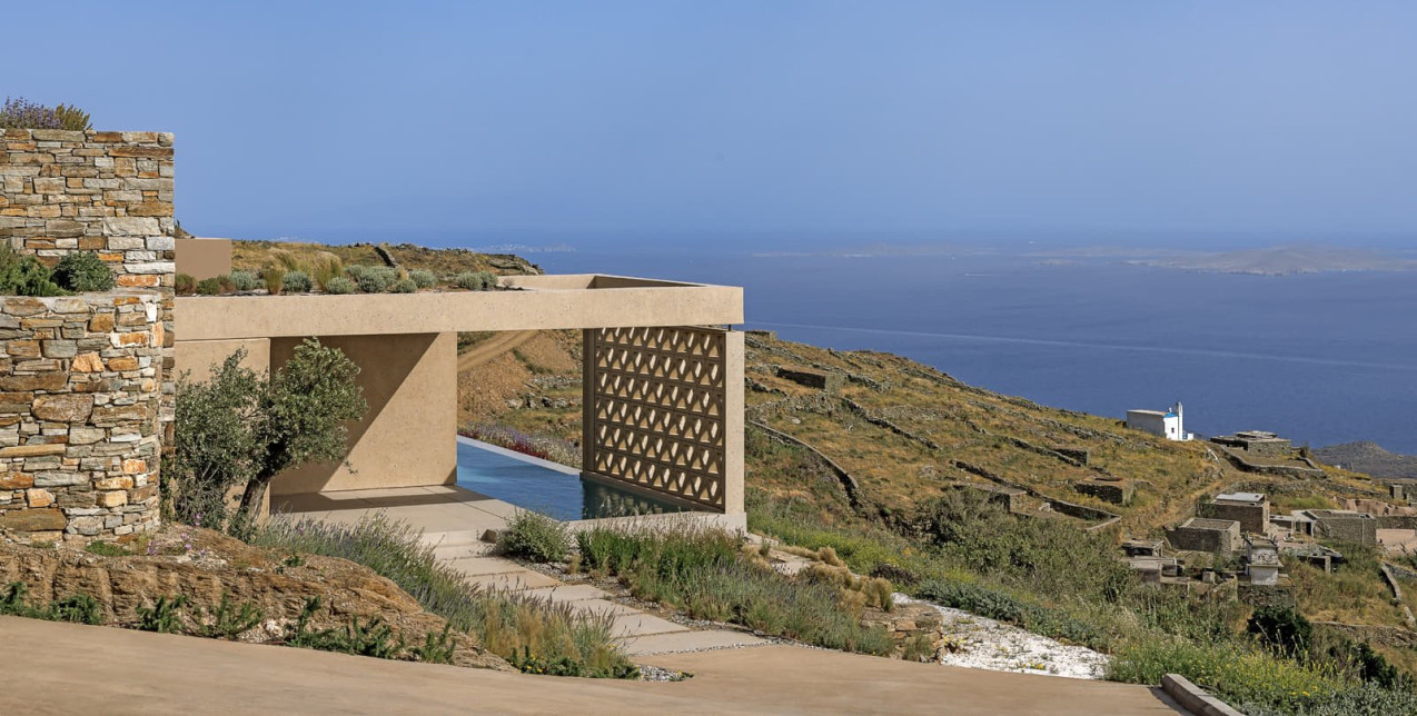 Μία κατοικία σε ένα χωριό της Τήνου με ξεχωριστή αρχιτεκτονική και αδιάκοπη θέα στο Αιγαίο 