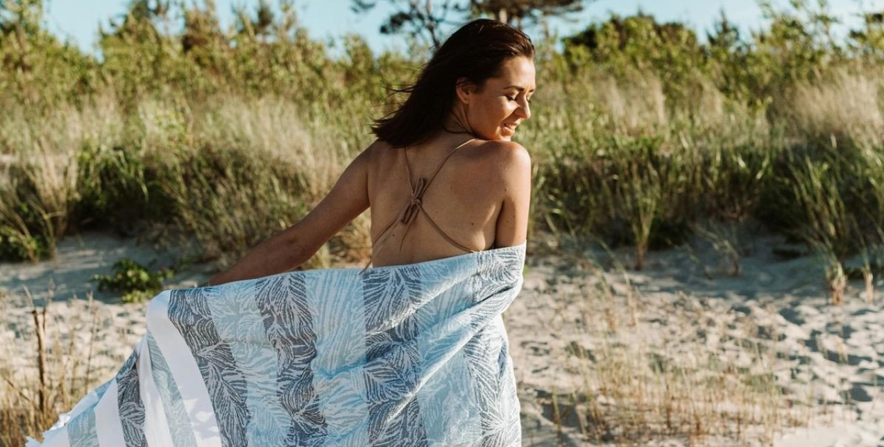 Οι beach towels που θα ολοκληρώσουν μοναδικά τις εμφανίσεις σας στην παραλία 