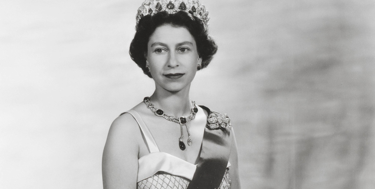 Η «Διαχρονική Κληρονομιά Μόδας» της Βασίλισσας Ελισάβετ θα τιμηθεί με τη μεγαλύτερη έκθεση των ενδυμάτων της που έγινε ποτέ