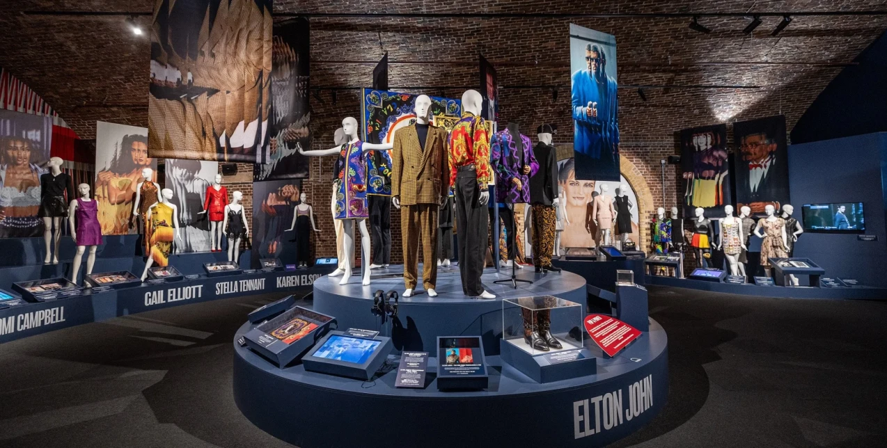 Μία ανεπανάληπτη έκθεση στο Λονδίνο αφιερωμένη στην κληρονομιά του θρύλου Gianni Versace