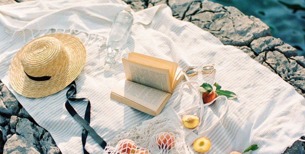 10 νέα βιβλία που δεν πρέπει να λείπουν από τη βαλίτσα των διακοπών σας