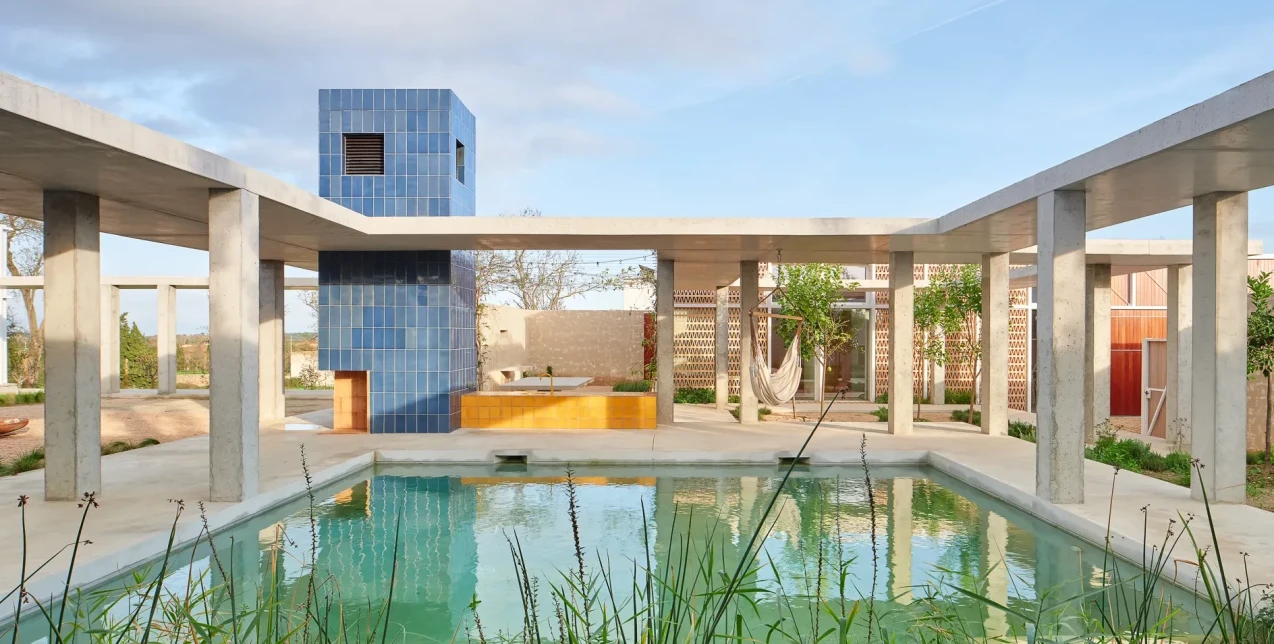 Μια εξοχική κατοικία ﻿στην Costa Brava αφιερωμένη στη χαρά της υπαίθριας ζωής