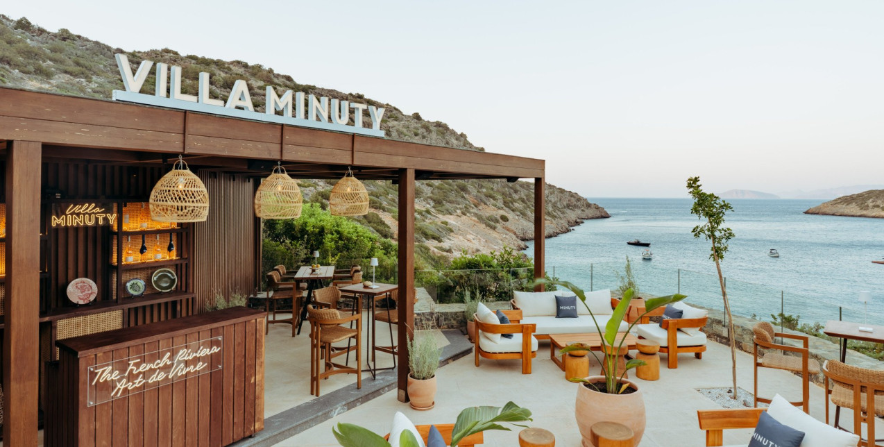 Οι most-talkded-about «συναντήσεις» του φετινού καλοκαιριού στα luxurious resorts των ελληνικών νησιών